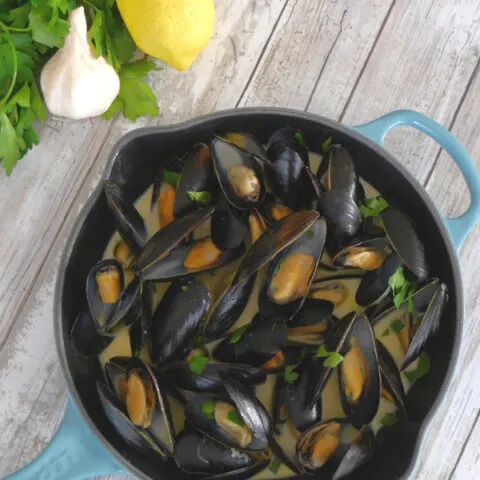 Steamed Mussels with Garlic and Lemon