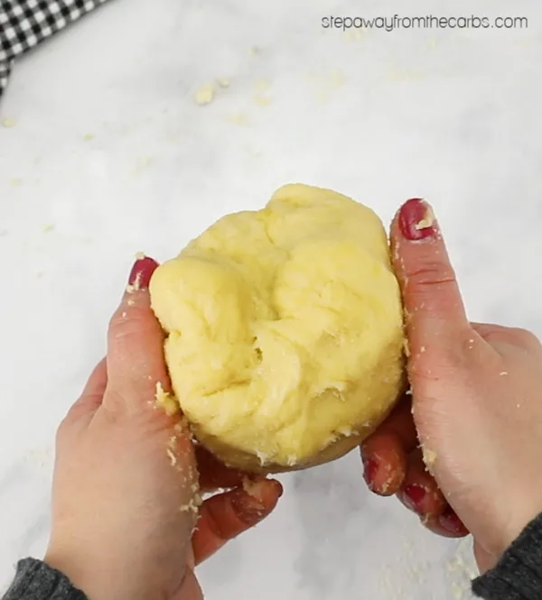 The Ultimate Guide to FatHead Dough - a low carb, keto, LCHF and gluten free recipe with video tutorial