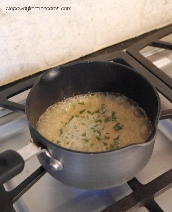 Poulet Keto Coriandre - les cuisses de poulet marinées sont parfaites dans cette recette à faible teneur en glucides!