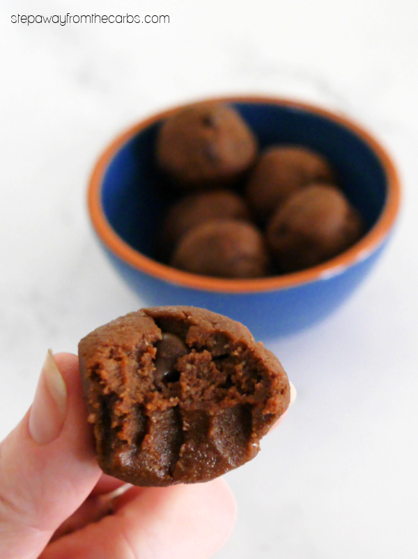 Low Carb Brownie Bombs – süße, glutenfreie, bäckerfreundliche Leckereien ohne Backen!
