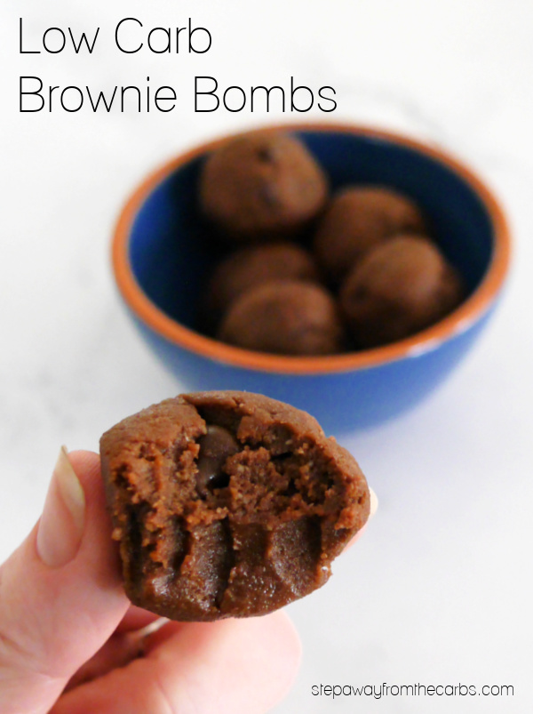 Bombas de brownie bajas en carbohidratos: golosinas dulces sin hornear, que son suaves con los cuerpos cetónicos y sin gluten.