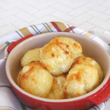 Keto pão de queijo rolls in a red dish